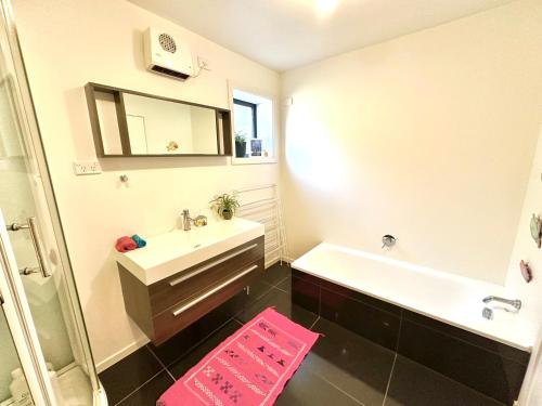 Bathroom, Kereru Garden Apartment in Halfway Bush