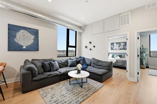 Edgewater Apt with Free Parking Gym Modern Living – khách sạn tại Uptown