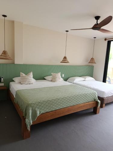 1 king bed, 1 double bed