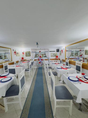 ホテル カドゥク (Hotel Kaduku) in シュコドラ