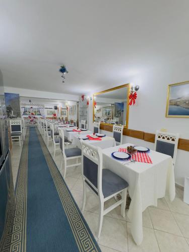 ホテル カドゥク (Hotel Kaduku) in シュコドラ