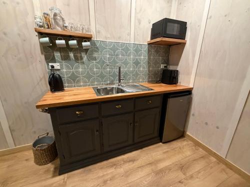 Kitchen, Kotare View- Studio accommodation, Tataraimaka in Okato
