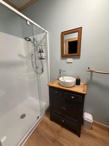 Shower, Kotare View- Studio accommodation, Tataraimaka in Okato