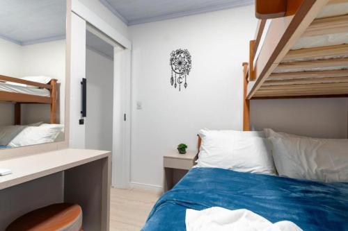 2 bedrooms, 5 beds