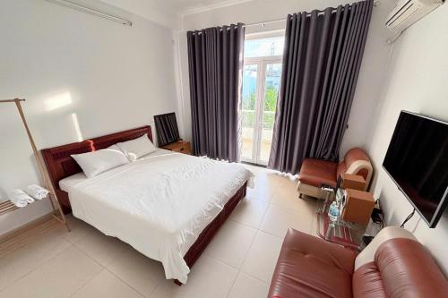 Phong ngu giuong đoi ban cong Sol homesay in Phuoc Hai