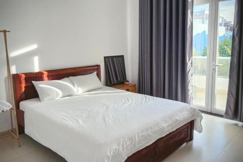Phong ngu giuong đoi ban cong Sol homesay in Phuoc Hai