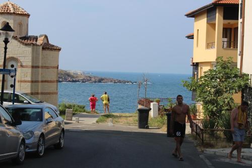 Tzonevi Guest House - image 5