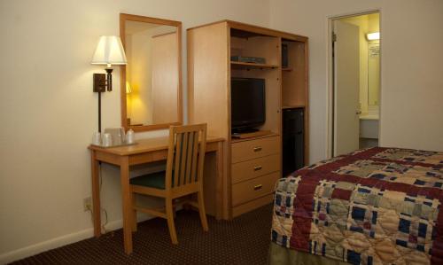Travelers Budget Inn - image 7