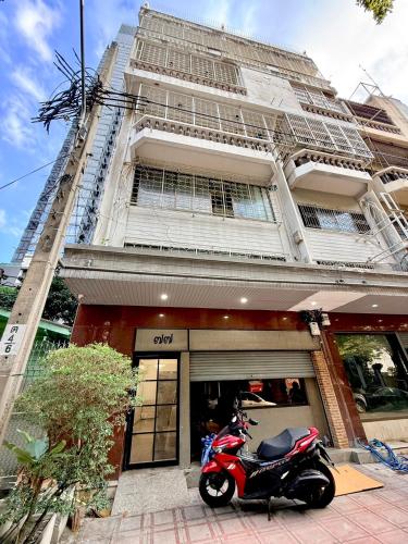 ทัศนียภาพภายนอกโรงแรม, เรสต์ อินน์ สีลม (Rest Inn Silom) near จามจุรีสแควร์คอมเพล็กซ์