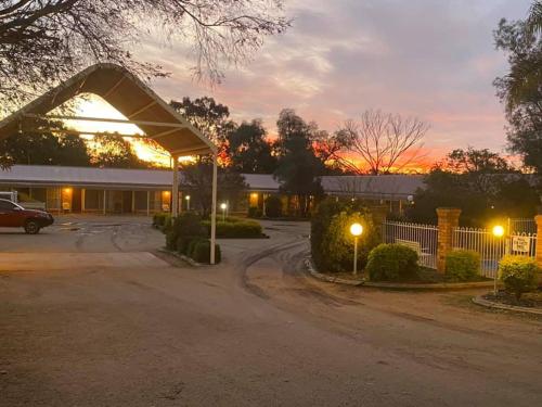 Lucky Strike Motel in Peak Hill
