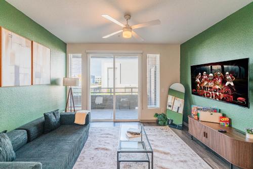 Near Stadium with Balcony Pool Gym Parking and W D – khách sạn tại Nam Glendale
