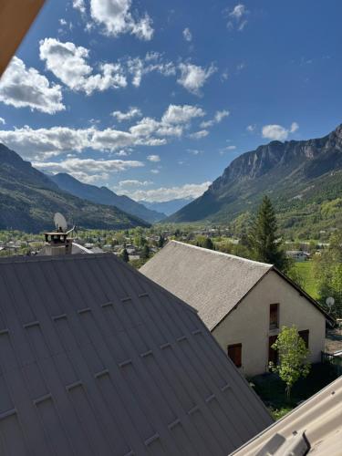 Maison 3 chambres - gare à pied -dog friendly (Maison 3 chambres - gare a pied -dog friendly) in L'Argentiere-la-Bessee