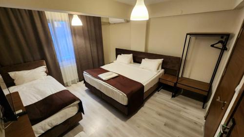 1 queen bed, 1 twin bed