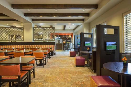 Courtyard by Marriott Anaheim Theme Park Entrance - image 8