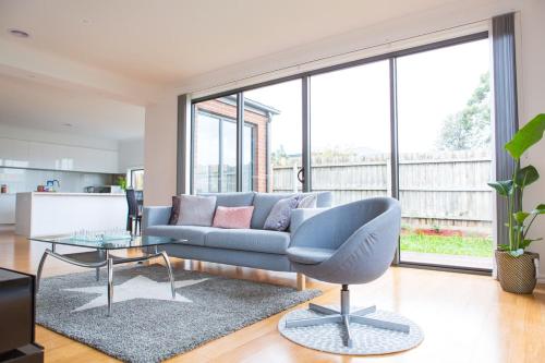 Spacious home with Netflix, Wifi, parking and workspace in Forest Hill