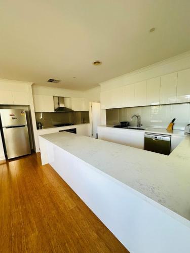 Spacious home with Netflix, Wifi, parking and workspace in Forest Hill