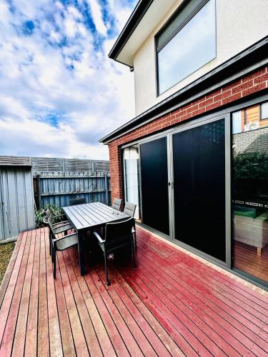 Spacious home with Netflix, Wifi, parking and workspace in Forest Hill