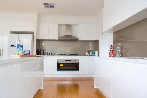 Spacious home with Netflix, Wifi, parking and workspace in Forest Hill