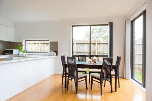 Spacious home with Netflix, Wifi, parking and workspace in Forest Hill
