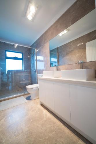 Spacious home with Netflix, Wifi, parking and workspace in Forest Hill