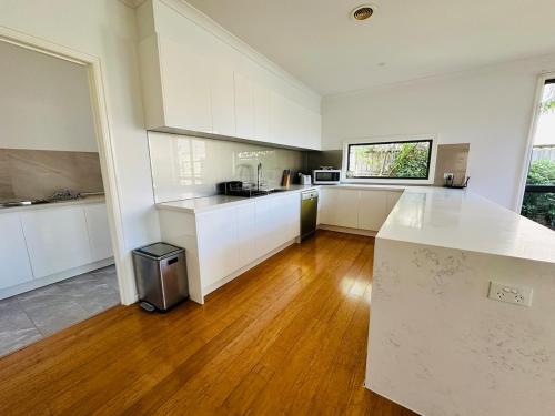 Spacious home with Netflix, Wifi, parking and workspace in Forest Hill