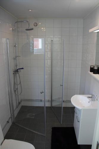 Bathroom, Høystandard feriehytte, Utendørs boblebad, sauna in Storebro