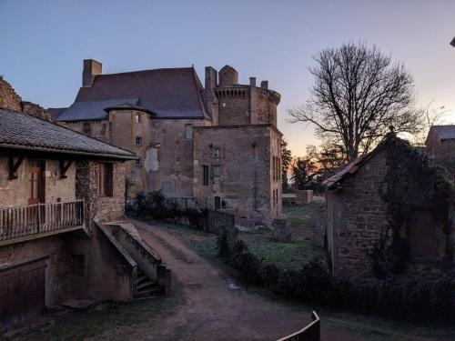A szálláshely kívülről, Chateau d'Albon - Henri II in Saint-Andre-d'Apchon (Rhone-Alpes)