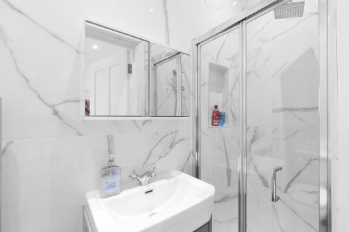 Modern 4 Bedroom Apartment in London with Parking