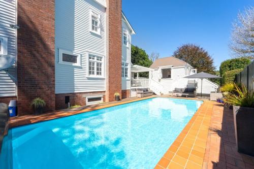 Cornwall Park Luxe Retreat with Pool Gym Cinema – khách sạn tại Epsom