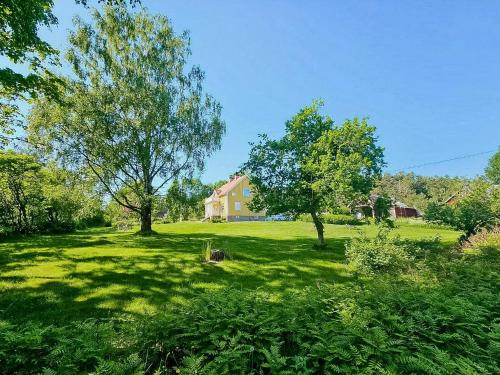 . Country House With Pool Near Lake Vänern