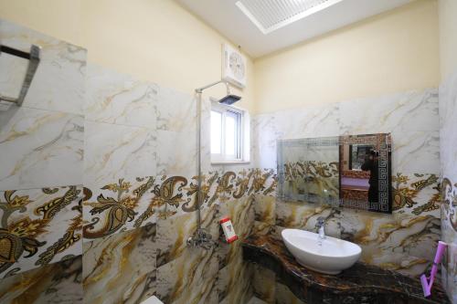 Gold Max Hotel - image 4