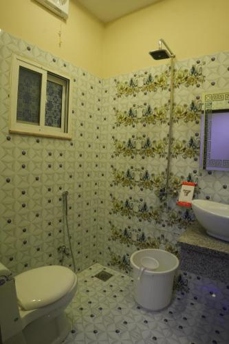 Gold Max Hotel - image 2