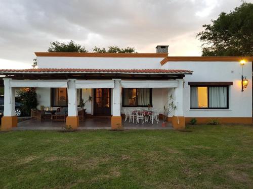Las Cortaderas House in Raco