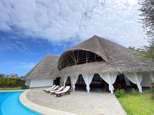Private Villa With Pool - 5 BR close to the Beach in Malindi