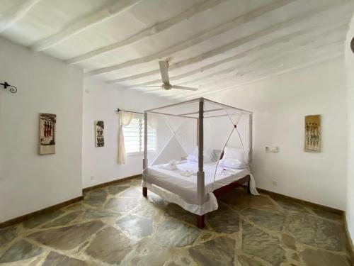 Private Villa With Pool - 5 BR close to the Beach in Malindi