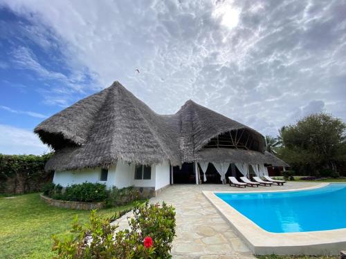 Private Villa With Pool - 5 BR close to the Beach in Malindi