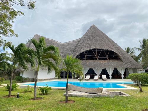 Private Villa With Pool - 5 BR close to the Beach in Malindi