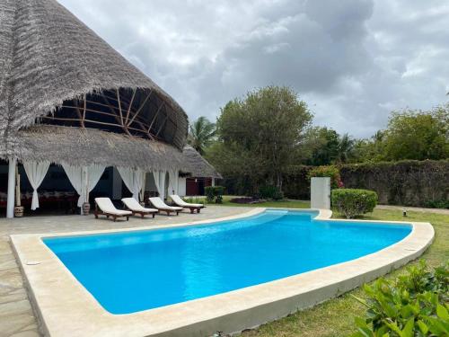 Private Villa With Pool - 5 BR close to the Beach in Malindi