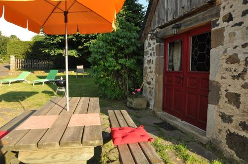Балкон/тераса, Gîte - Four à pain au cœur des volcans (Gite - Four a pain au cœur des volcans) in Vernines