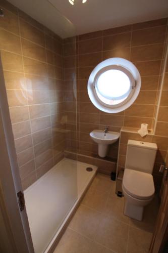 Salisbury Renovated Apartment - image 4