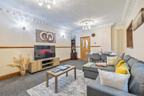 Spacious 4 Bedroom Home Near City Centre Sleeps 11 with Free Parking – khách sạn tại Nechells