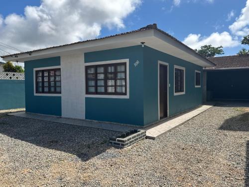 Casa de Praia Completa de 3 quartos a Poucos Metros do Mar – khách sạn tại Sertaozinho