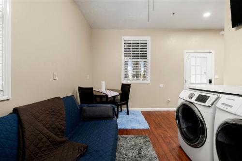 Iekārtas, Luxe Cozy 1 bedroom 1 bathroom near downtown in Rosemont (CA)