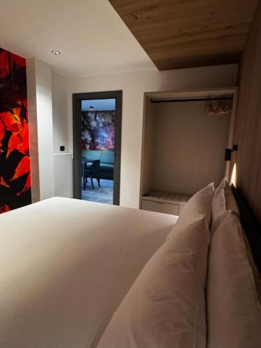 1 king bed, 1 sofa bed