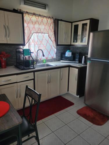 Silverbuttons Apartments & Eats in 聖約翰