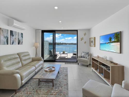 Modern 2-Bedroom Apartment with Pool Access in خليج باتيمانس