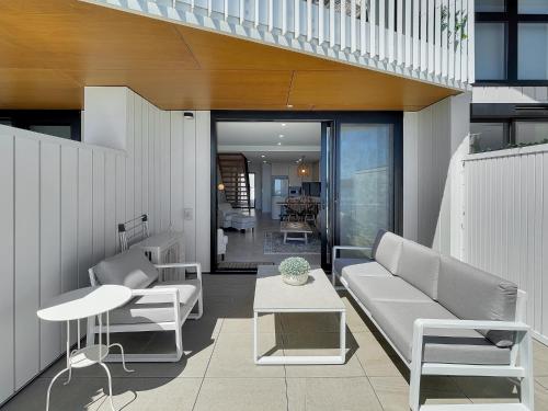 Modern 2-Bedroom Apartment with Pool Access in خليج باتيمانس