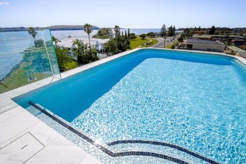 Modern 2-Bedroom Apartment with Pool Access in خليج باتيمانس