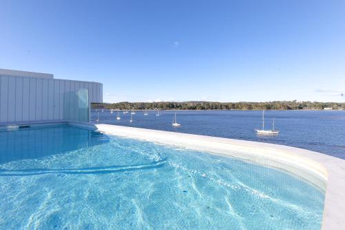 Modern 2-Bedroom Apartment with Pool Access in خليج باتيمانس