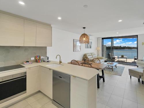 Modern 2-Bedroom Apartment with Pool Access in خليج باتيمانس